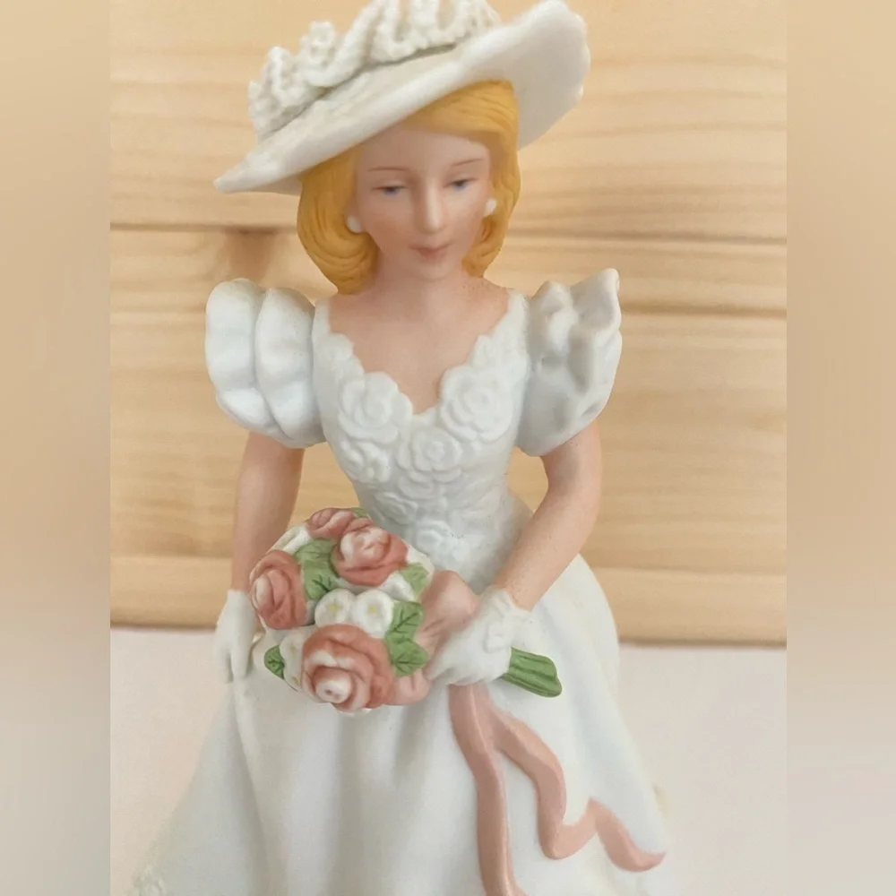 Vintage 1986 AVON Summer Bride Figurine Porcelain Wedding Keepsake Bride